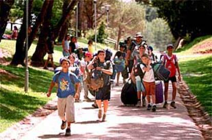 Un grupo de niños se dirige, ayer, a Can Mateu, en Vilanova de Sau (Barcelona),