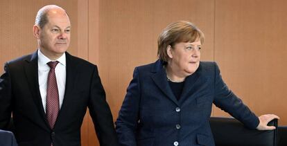 La canciller alemana, Angela Merkel, junto al ministro de Finanzas, Olaf Scholz. 