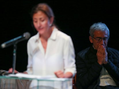 Francisco de Roux, presidente de la Comisión de la Verdad, escucha la intervención de Ingrid Betancourt, quien permaneció más de seis años secuestrada por las FARC.