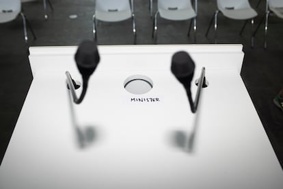 Atril en una cumbre de la presidencia española de UE con la posición del ministro español en la rueda de prensa pintada con rotulador.
