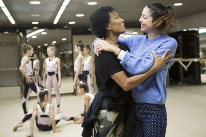 Alejandra Quereda junto a la profesora de ballet Dagmara Brown.