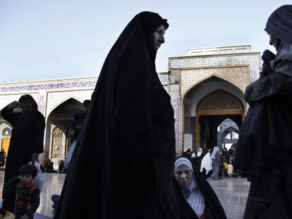 Mujeres chi&iacute;es frente al mausoleo Saida Zeinab, al sur de Damasco, en 2009