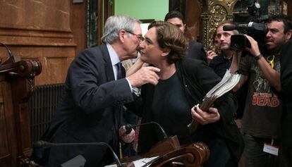 La alcaldesa Ada Colau, saluda a Xavier Trias (i), en un pleno del Ayuntamiento de Barcelona,