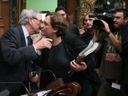 L'alcaldessa Ada Colau saluda Xavier Trias en una imatge d'arxiu.