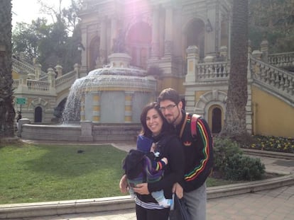 Anna Mart&iacute;nez Royuela con su familia en el cerro de Santa Luc&iacute;a, en Santiago de Chile