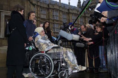 Diane Pretty, en silla de ruedas, ante la Cámara de los Lores británica.