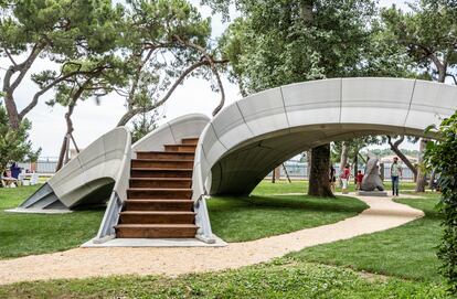 Uno de los tres accesos, con escalones de madera, del puente-pasarela Stratius construido durante la Bienal de Venecia.