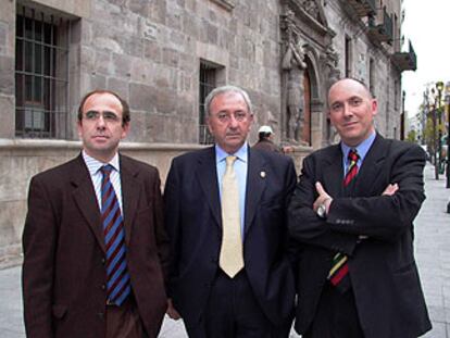 De izquierda a derecha, Alamán, Andrés y el informático Sanz.