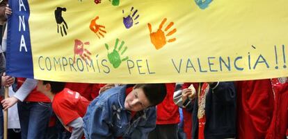 Niños en una de les trobades en valencià.