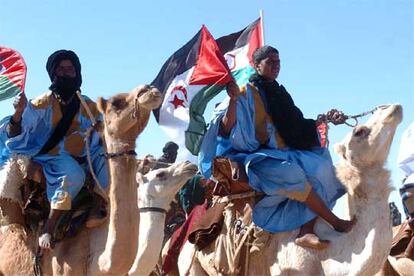 Los asistentes han saludado con un jubiloso ulular de voces la llegada de una brigadilla de dromedarios que ha puesto fin al desfile en el que participaron también las mujeres del Frente Polisario.