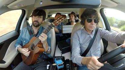 David Otero junto a otros músicos tocando dentro del Jaguar SUV.