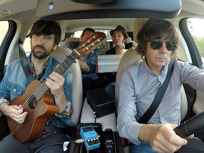 David Otero junto a otros músicos tocando dentro del Jaguar SUV.