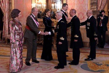 Juan Carlos I, que cumplió 80 años ayer, hizo una reaparición pública con su hijo Felipe VI hoy durante la Pascua Militar.