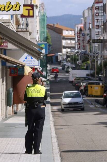 Policía por las calles de O Grove.