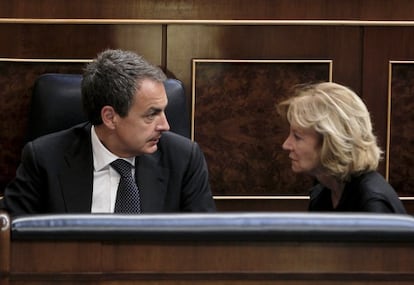 El presidente del Gobierno, José Luis Rodríguez Zapatero, charla con la vicepresidenta económica, Elena Salgado, durante el pleno del Congreso.