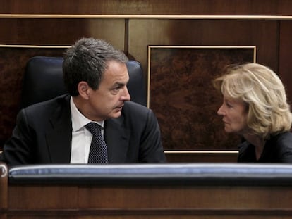 El presidente del Gobierno, José Luis Rodríguez Zapatero, charla con la vicepresidenta económica, Elena Salgado, durante el pleno del Congreso.