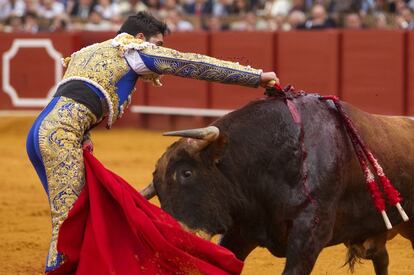 Alejandro Talavante mata a su primer toro.