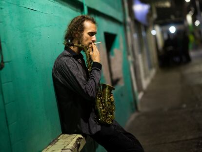 El saxofonista Santiago Von Sternenfels toma un descanso después de un concierto de improvisación en el Pizza Jazz Café.