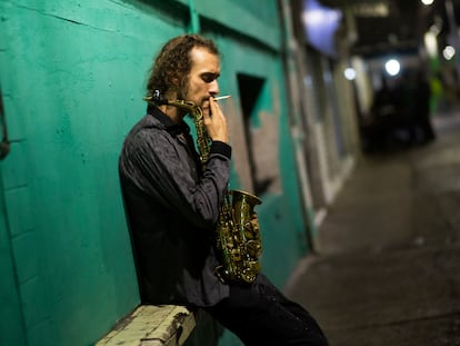 El saxofonista Santiago Von Sternenfels toma un descanso después de un concierto de improvisación en el Pizza Jazz Café.