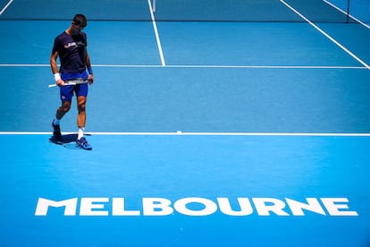 Novak Djokovic, durante un entrenamiento de esta semana en la pista central de Melbourne.