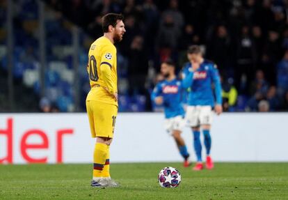 Messi se lamenta tras el gol del Nápoles.