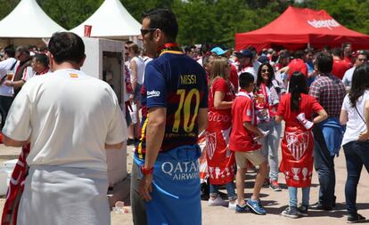 Aficionados del Sevilla y del Barcelona antes de la final de Copa.