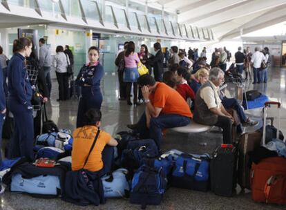 Algunos pasajeros esperaban ayer en Loiu el reestablecimiento de los vuelos hacia Europa.