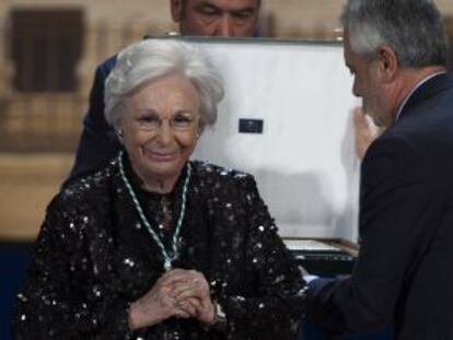 La cineasta Josefina Molina, tras recoger su título de hija predilecta.