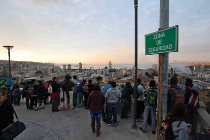 Personas en un área segura de Valparaíso durante una alerta por tsunami, este lunes. Foto cedida por Aton Chile.