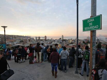 Personas en un área segura de Valparaíso durante una alerta por tsunami, este lunes. Foto cedida por Aton Chile.