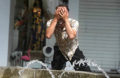 Un hombre intenta refrescarse en una fuente de Córdoba, el 4 de agosto.