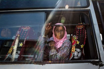 Una refugiada birmana de la etnia rohingya en un autobús que le trasladará a un campo de refugiados en Lhoksukon, Indonesia.