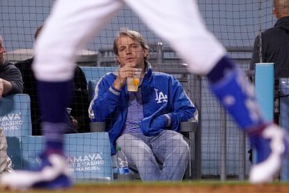 Todd Boehly, copropietario de los Dodgers, oberva un partido en el estadio angelino el pasado 30 de abril. 