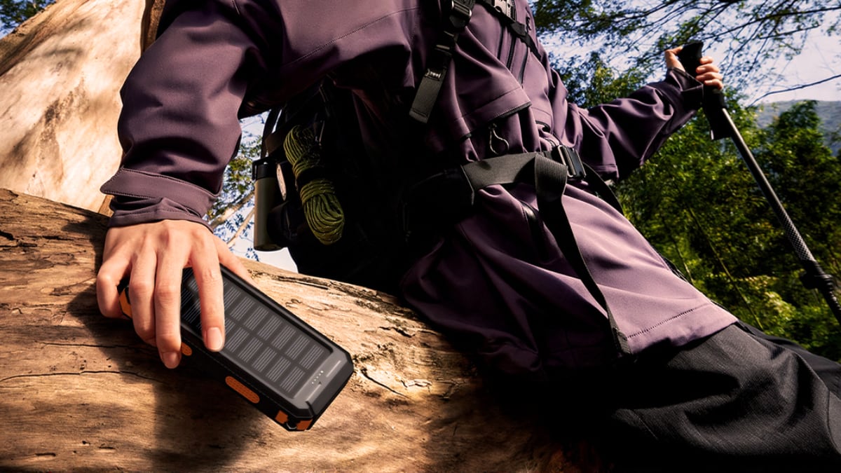 Olvídate de buscar enchufes: el cargador solar ultra resistente para recargar 4 dispositivos a la vez en tus escapadas