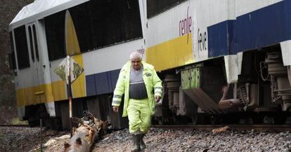 Tren descarrilado en Viveiro (Lugo) al impactar con un tronco en la vía