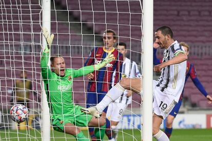 El defensa italiano de la Juventus, Bonucci, anota un gol, que fué anulado, al portero alemán del Barcelona ter Stegen.
