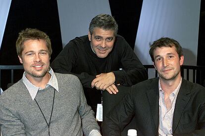 Brad Pitt, George Clooney y Noah Wiley recaudaron fondos en los estudios de la NBC de Los Ángeles.