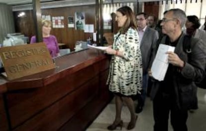 La portavoz parlamentaria del PSOE, Soraya Rodríguez, acompañada del portavoz de IU, José Luis Centella (fondo), y el de ICV, Joan Coscubiela (d), entre otros, en el momento de registrar en el Tribunal Constitucional el recurso de inconstitucionalidad contra la reforma laboral planteado por su grupo, al que se ha sumando la Izquierda Plural.