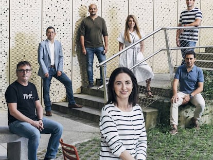 Elena Arzak, en el centro, junto a Andoni Aduriz (detrás, a la izquierda), Francis Paniego (a la derecha) y, al fondo, de izquierda a derecha, Joxe Mari Aizega, Javier Goya, Lucía Freitas y Javier Mayor, en el Basque Culinary Center.