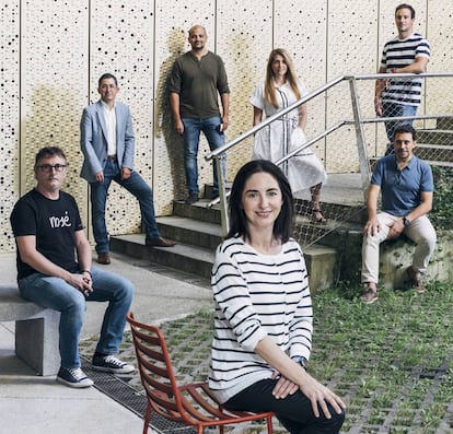 Elena Arzak, en el centro, junto a Andoni Aduriz (detrás, a la izquierda), Francis Paniego (a la derecha) y, al fondo, de izquierda a derecha, Joxe Mari Aizega, Javier Goya, Lucía Freitas y Javier Mayor, en el Basque Culinary Center.