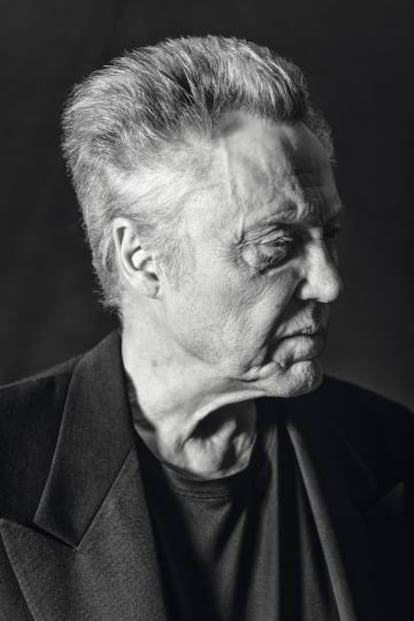 Algo capta la atención de Walken en plena sesión de fotos.