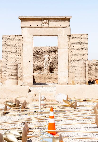 A la entrada del templo de Luxor se encuentra la capilla de Serapis, construida por Adriano en el siglo I d. C. Serapis era una deidad sincrética grecoegipcia.