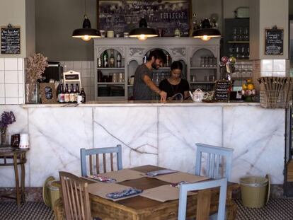 Interior de la cafetería Café com calma, en Lisboa.