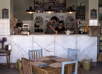 Interior de la cafetería Café com calma, en Lisboa.