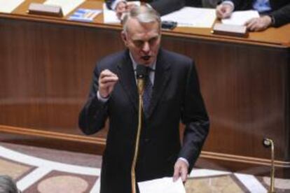 El primer ministro francés Jean-Marc Ayrault da un discurso durante una sesión celebrada en el Parlamento francés en París, Francia. EFE/Archivo