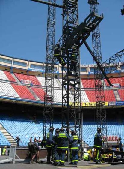 Los bomberos aseguran parte de la estructura del escenario de los Rolling Stones.