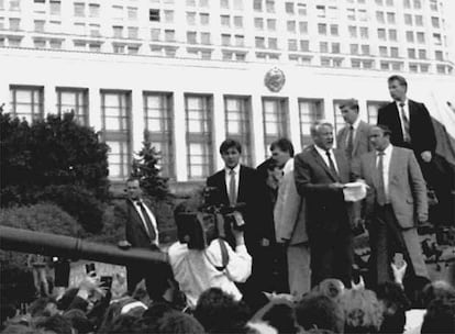 El Presidente ruso, Boris Yeltsin, sostiene un papel subido encima de un tanque blindado, con el edificio de Parlamento Ruso en Moscú a sus espaldas, pronunciándose contra el Golpe de Estado en la Unión Soviética.