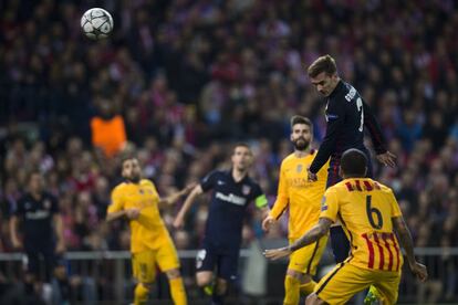 Antoine Griezmann del Atlético de Madrid después de golpear de cabeza el gol.