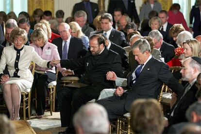 El presidente George W. Bush reza junto a otros fieles ayer en la Casa Blanca.