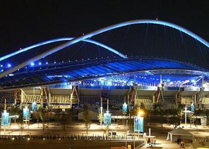 Zona exterior del Estadio Olímpico de Atenas, iluminada durante uno de los ensayos para la ceremonia inaugural.